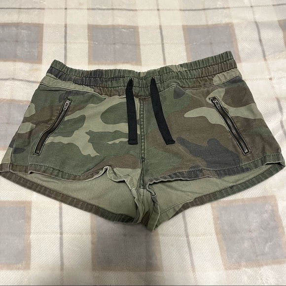 ✨SOLD✨Aritzia TNA Camo Short Shorts Size Small - Picture 1 of 6